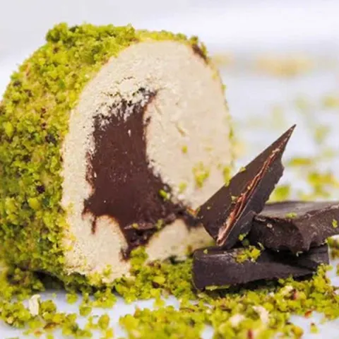 Afyon Pistazien-Schokoladen-Halva auf Tablett 1 kg