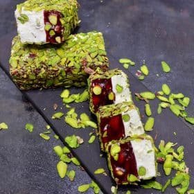 Verrückter türkischer Leckerbissen mit Milch und Granatapfel mit Pistazien obendrauf